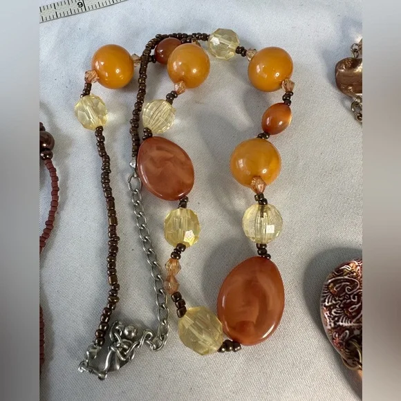 Group of 5 neutral tone beige and brown necklaces - Picture 5 of 7